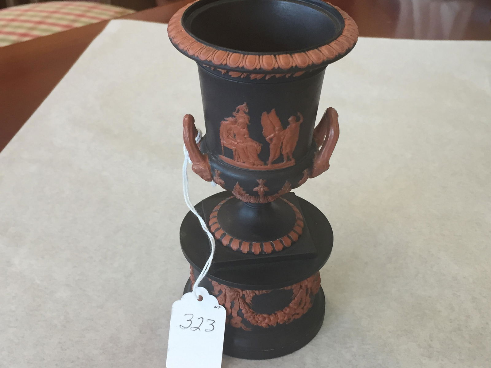 Blk.Wedwood Urn (1 of 7)