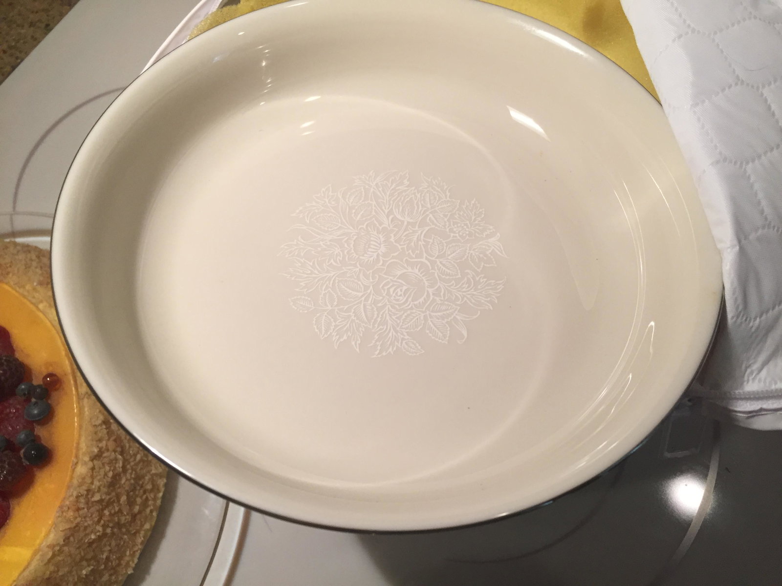 10pl Set Lenox: 10 place Set Lenox China 'Moonspun' (no cups). 12-Bowls 7.5", 12-Plates 10.5", 11 Salad Plates 8", 12-Saucers 6", 8-Bread Plates 6.5"