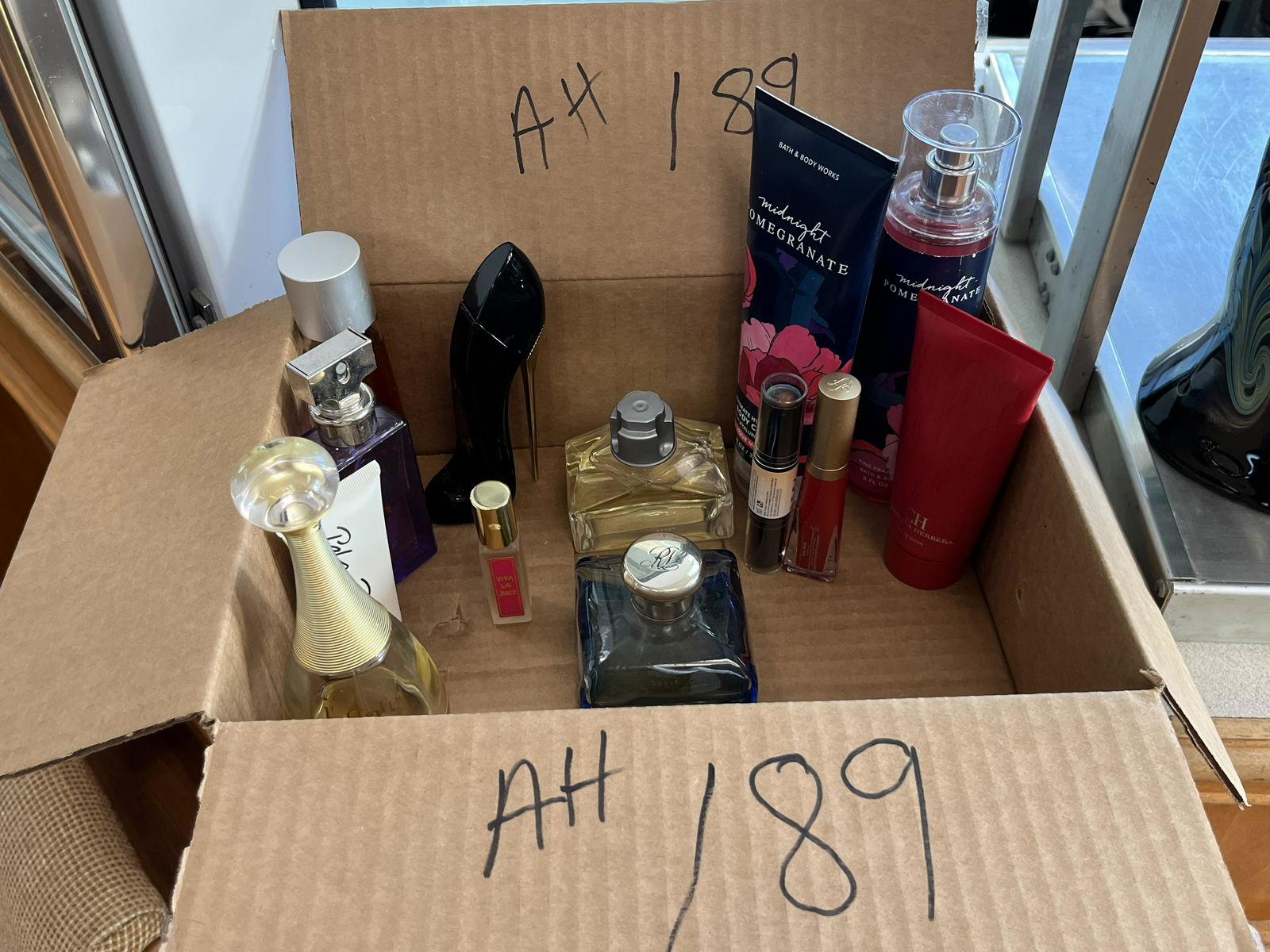 Box, Perfume Bottles/Moistures (1 of 3)