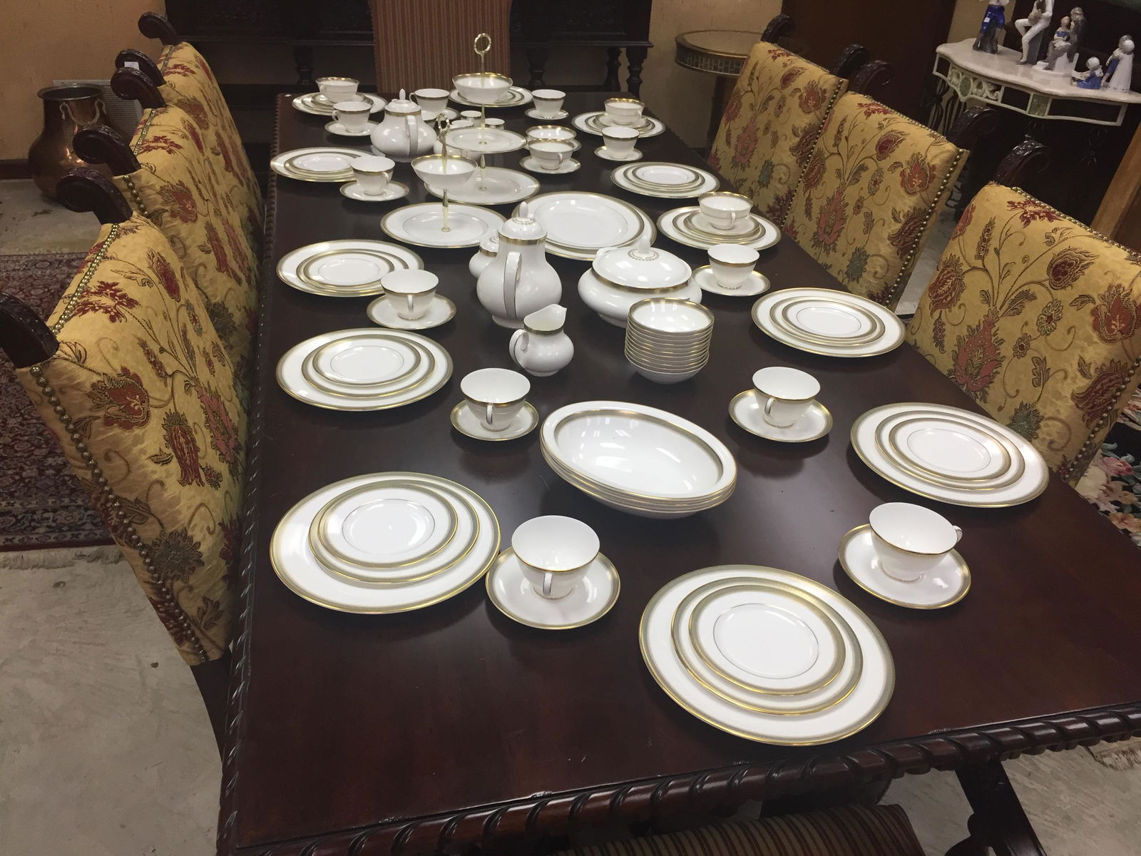 12 place Set Royal Doulton China 'Clarendon' (1 of 5)
