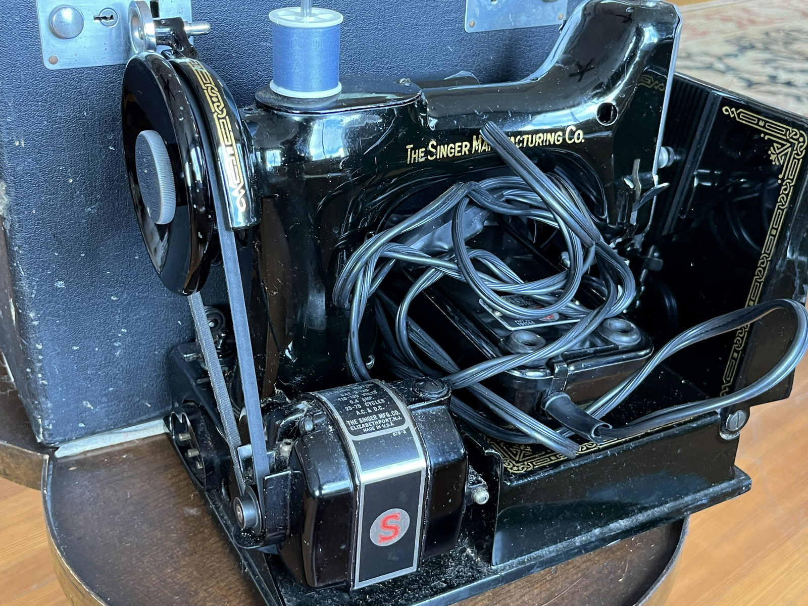 Featherweight Singer Sewing Machine: Vintage Singer Featherweight Sewing Machine with Case & Accessories