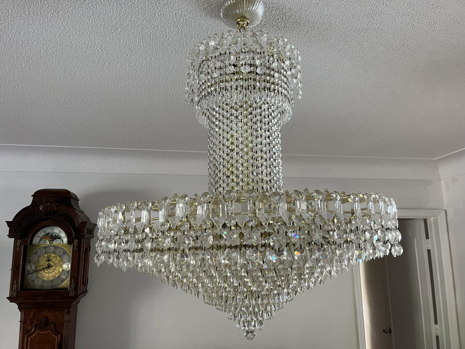 Chandelier: Crystal Chandelier 29'w x 33"h