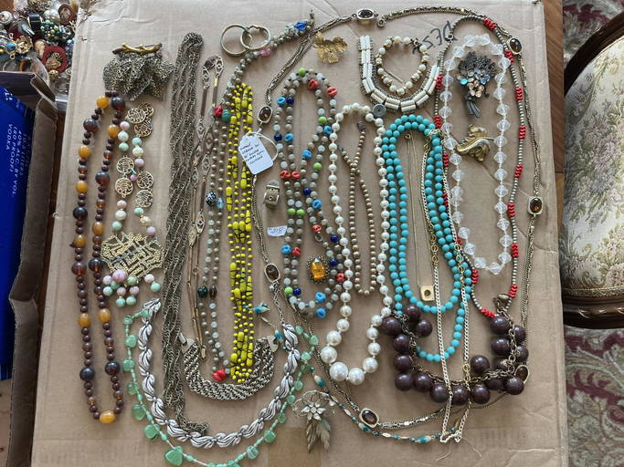 Bag Costume Jewelry (0318) on Jan 22, 2023 MJ Welch Auctioneers