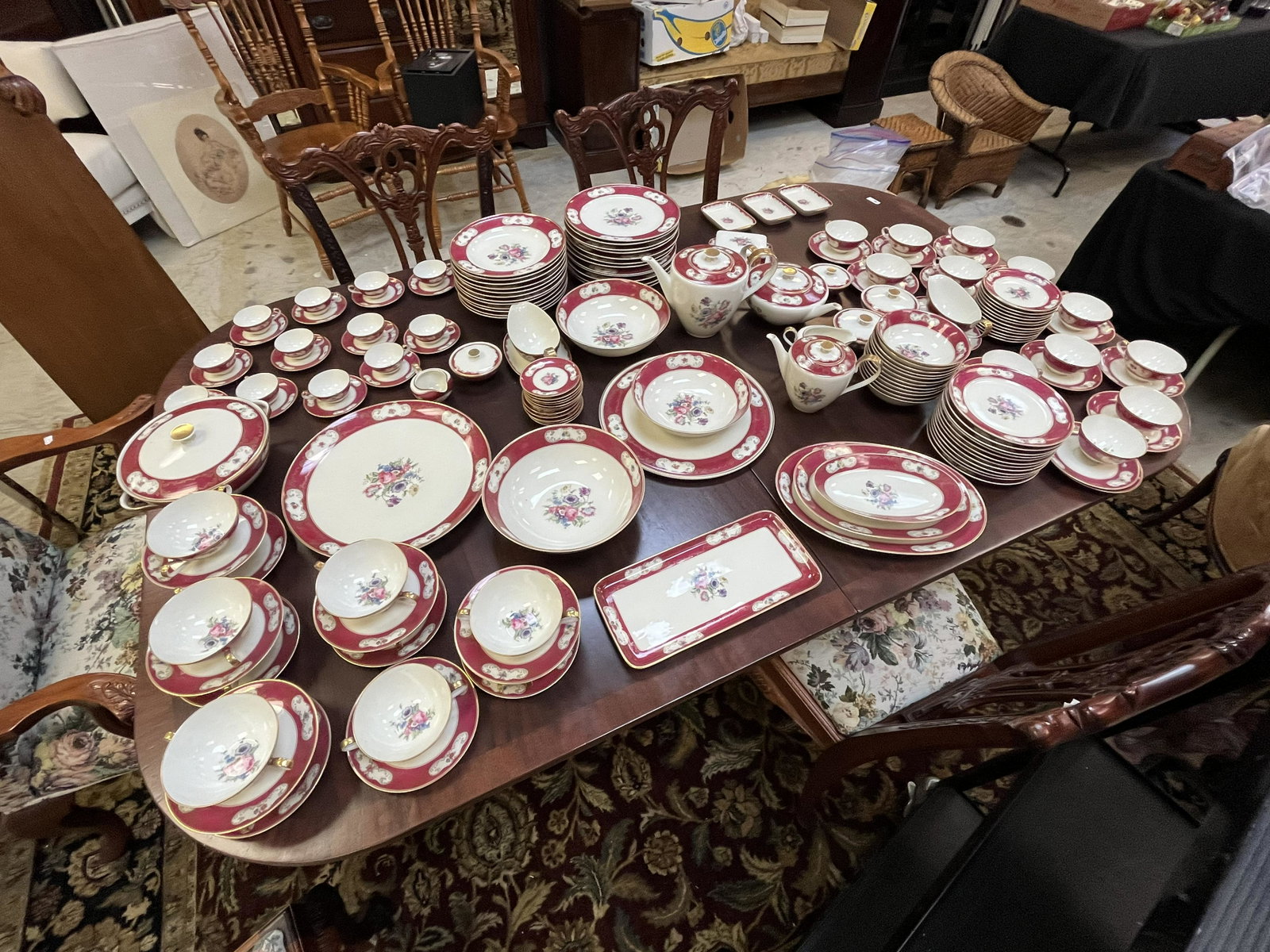 12pl. Set Hutschenreuther 'Favorit': 12pl Set Hutschenreuther 'Favorit' approx.143pcs. (minus 1-Consomme Bowl/Saucer)