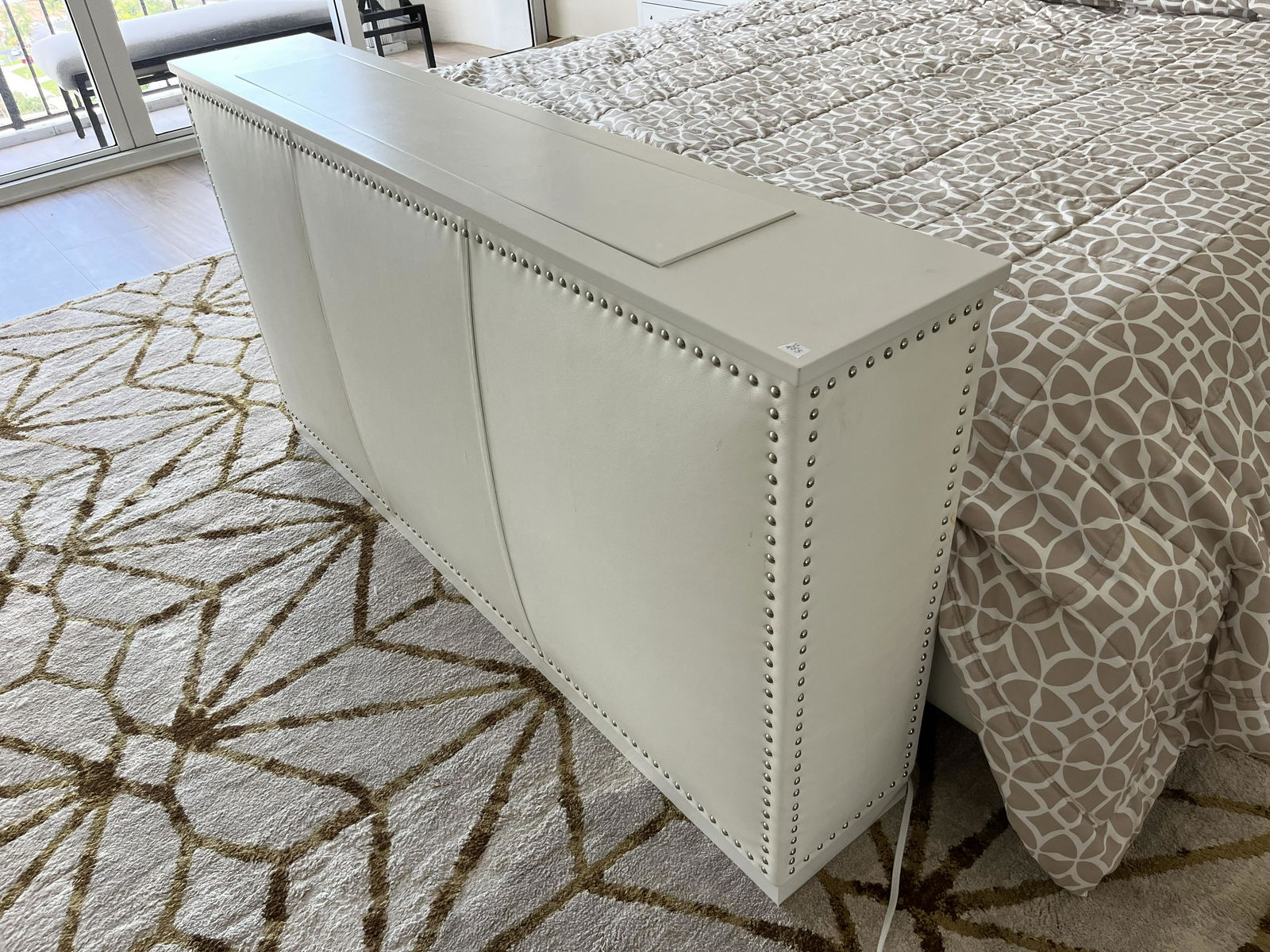 Retractable 50" Samsung 4k TV (1 of 7)