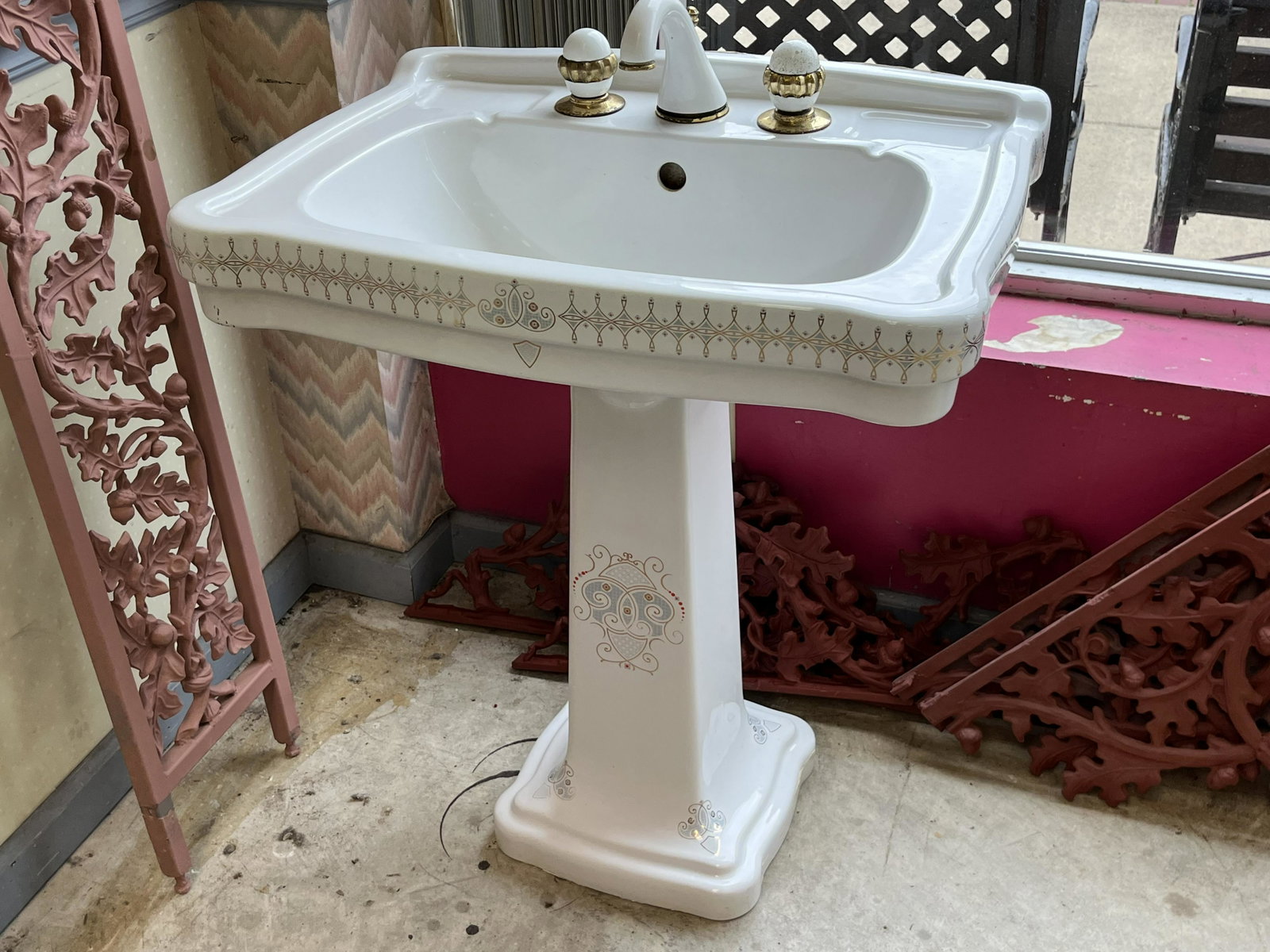 Pedestal Sink: Vintage Pedestal Sink c.1940