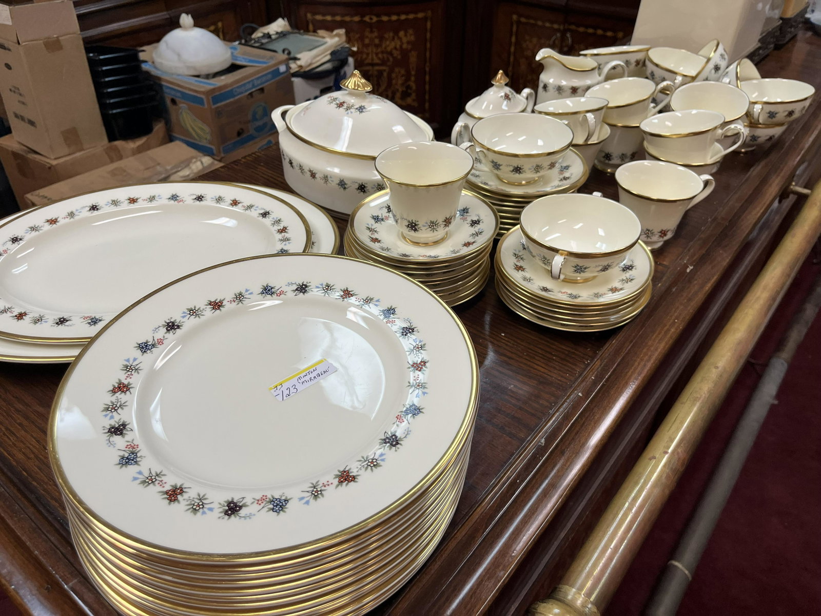 Minton China Assortment: 10 place Set Minton China 87pcs 'Mirabeau"