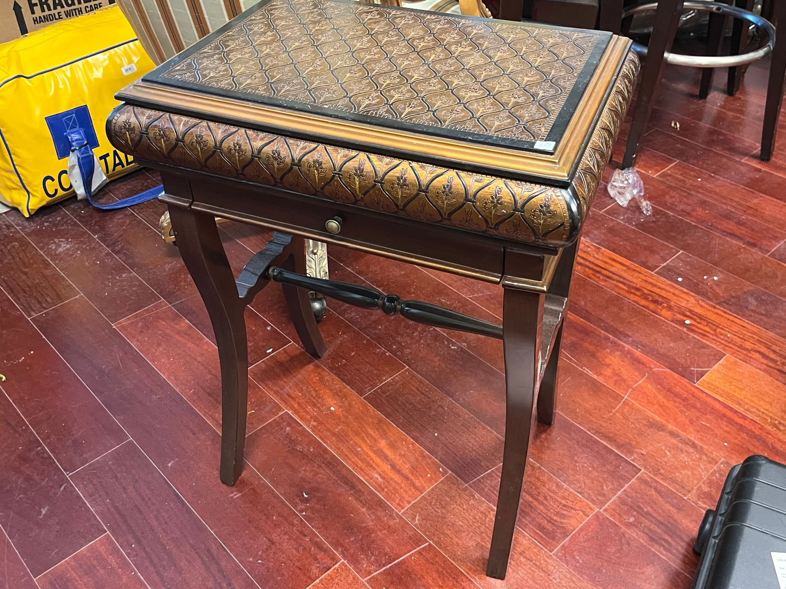 Blk./Gld. Storage Table (1 of 5)