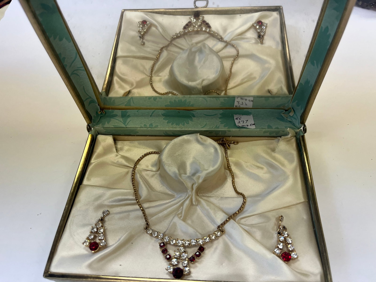 Vintage Jewelry Box: Vintage Jewelry Box w/Necklace & Earrings