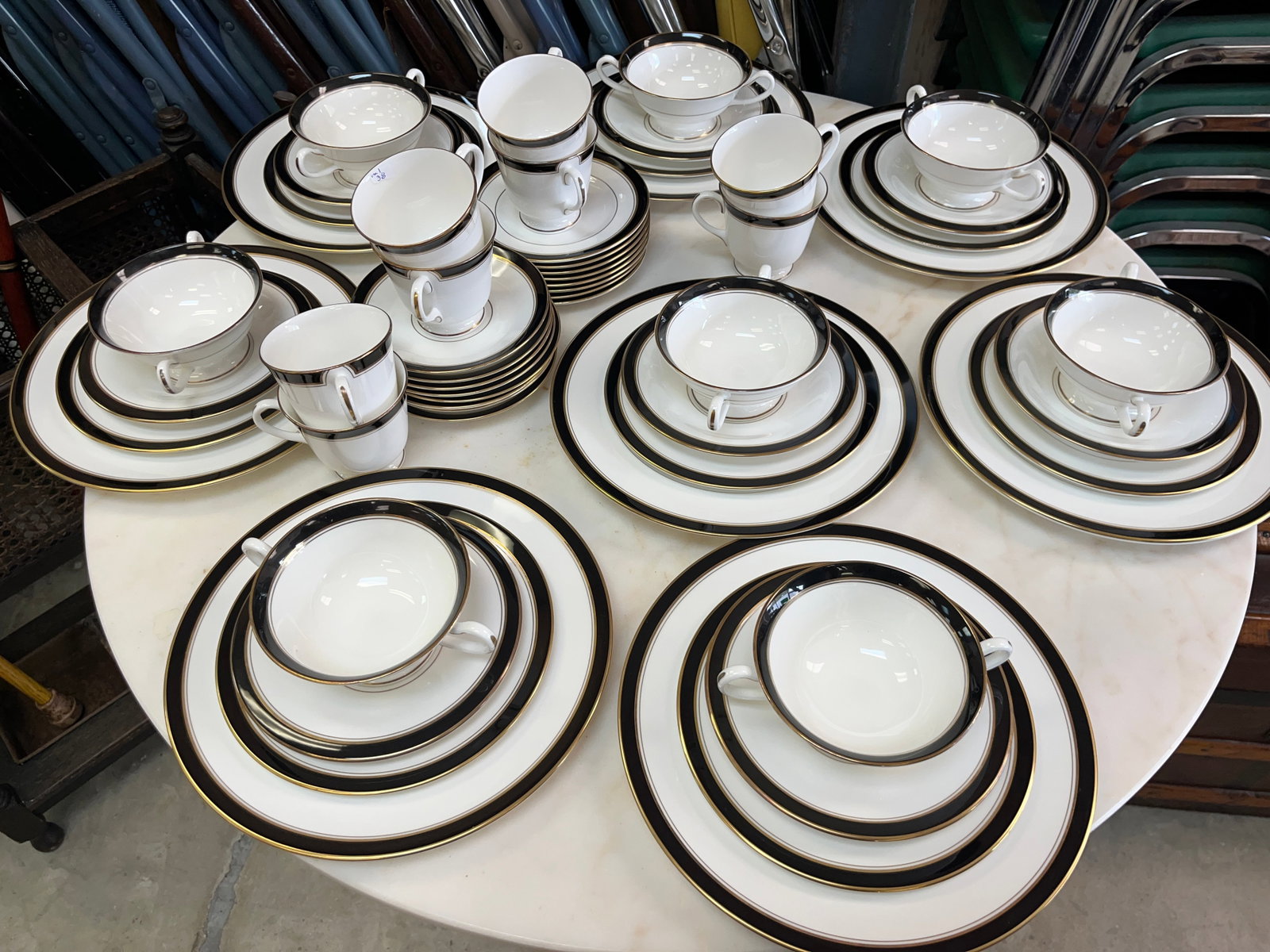 Royal Worcester China 'Howard-Black': 8pl. Set Royal Worcester China 'Howard'