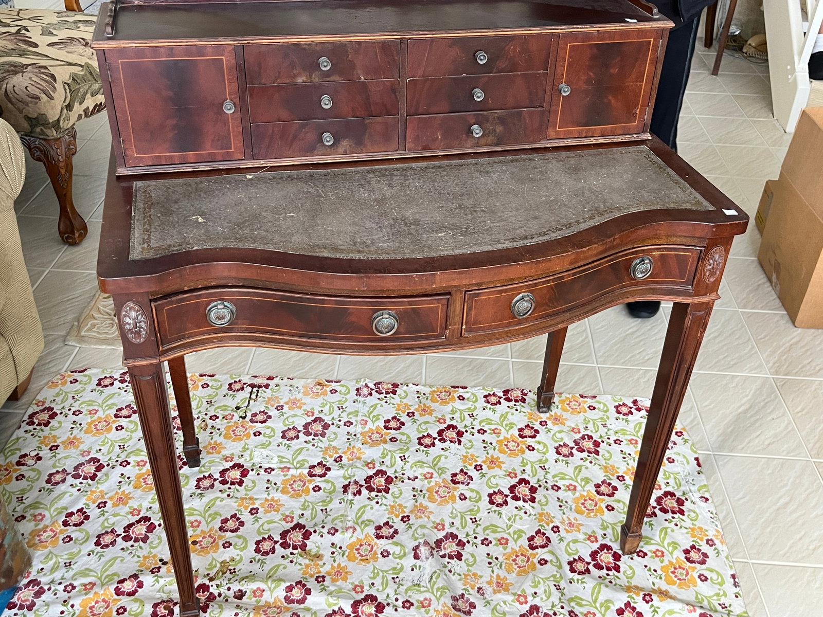 English Writing Desk: English Writing Desk. (Looks like a Rosjohn)