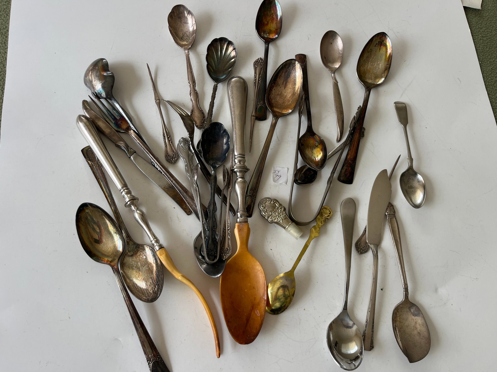 Box Lot Vintage Untensils (mostly spoons): Box Lot Vintage Untensils (mostly spoons)