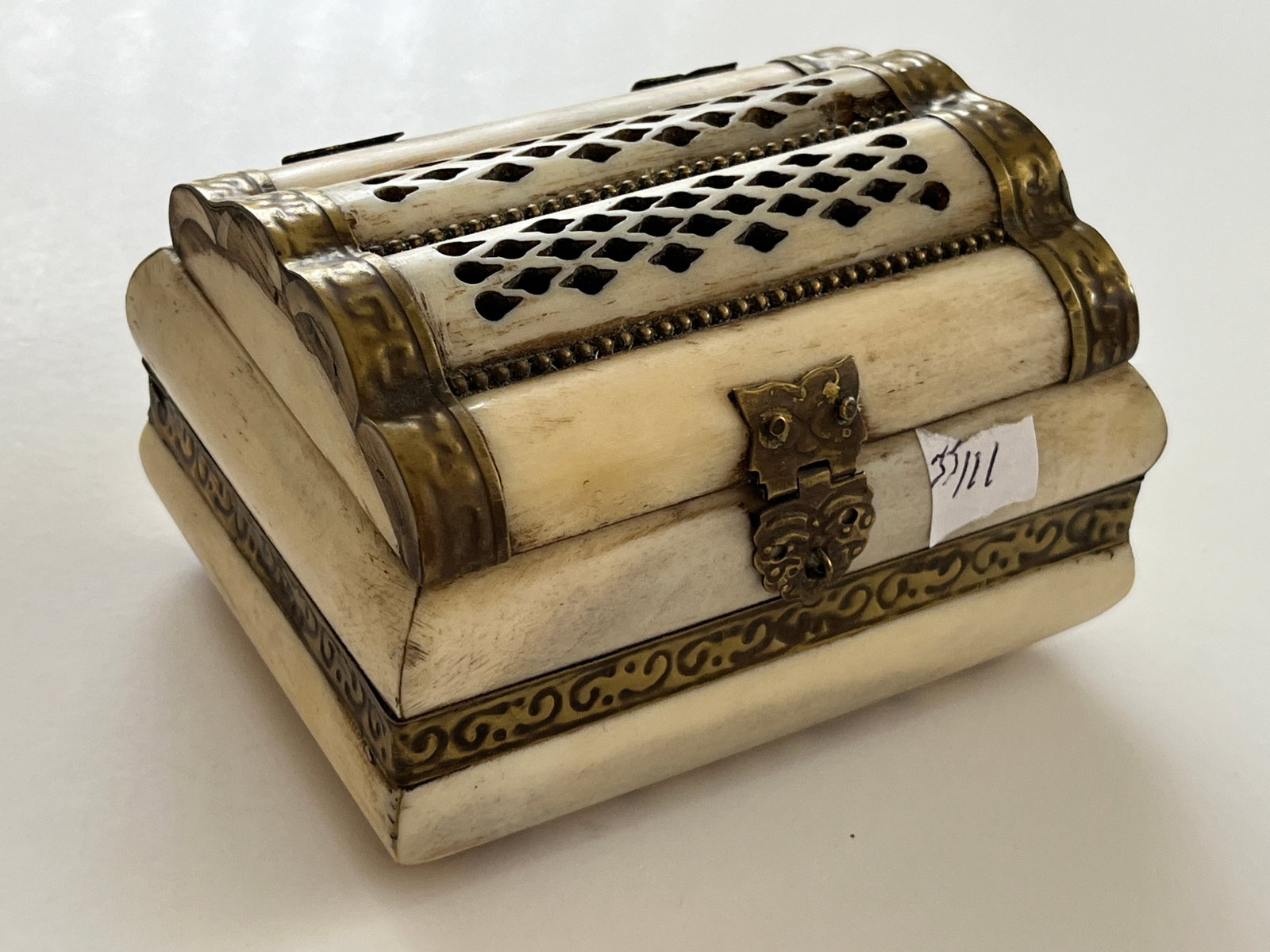 Bone Jewelry/Trinket Box: Vintage Bone Jewelry/Trinket Box, 3h x 4.5w x 3.5d