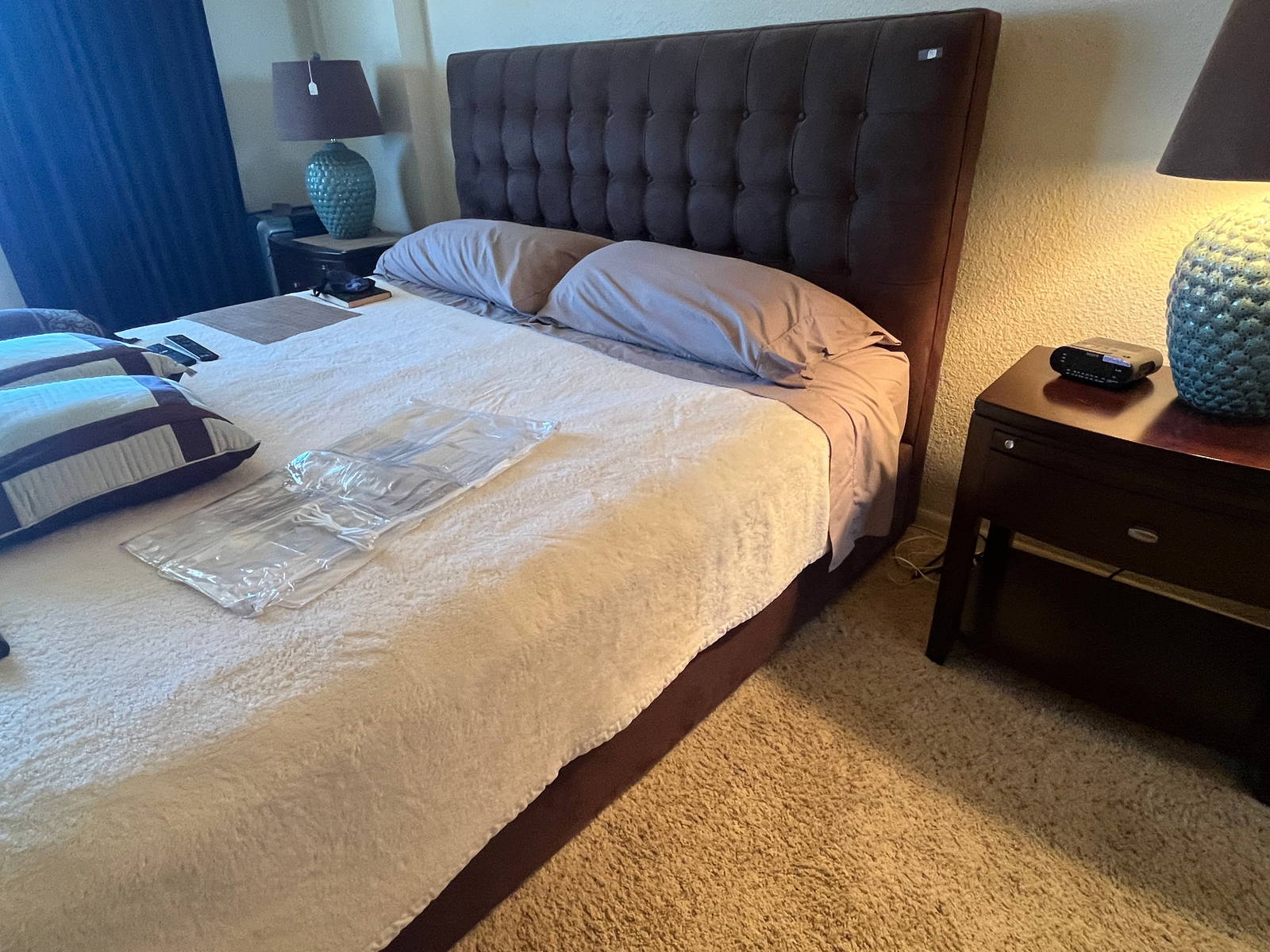 William Sonoma King Bed W/2blankets Auction