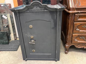 F. Wertheim & Co . Safe