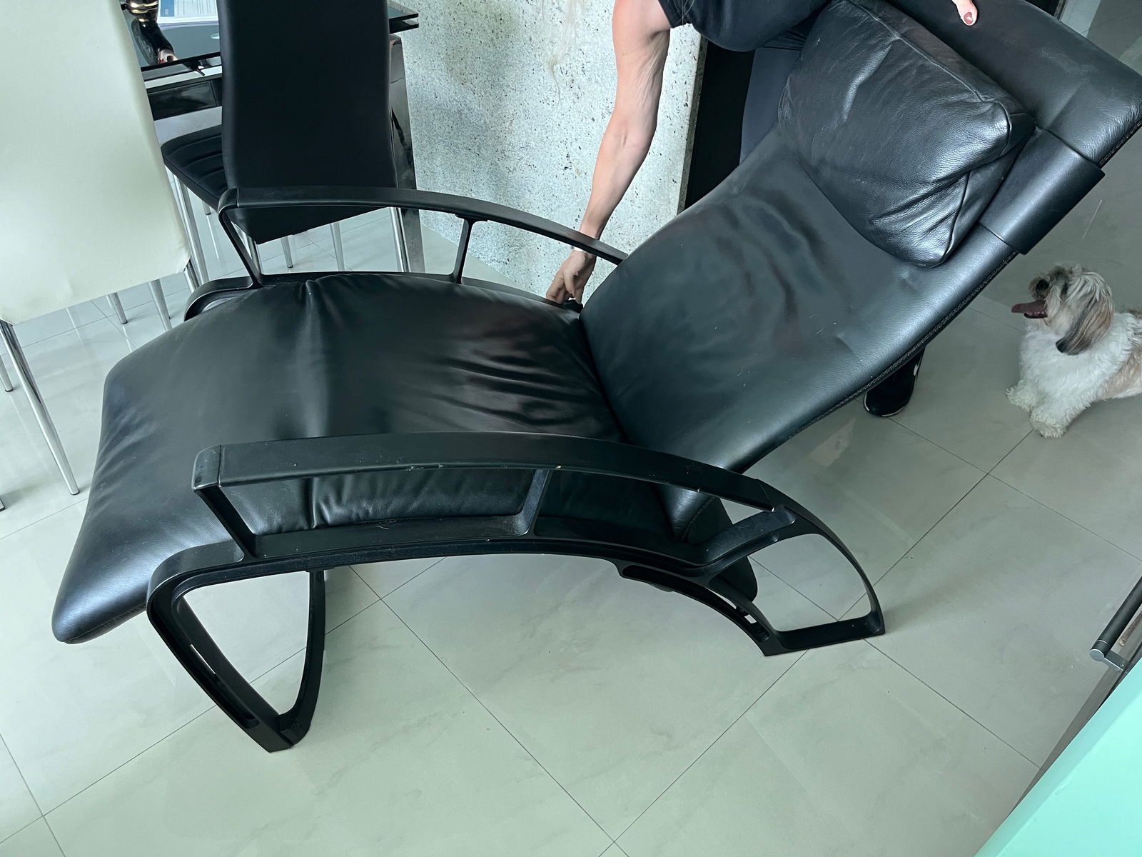 Modern Blk. Leather Recliner: Modern Black Leather Recliner Chair