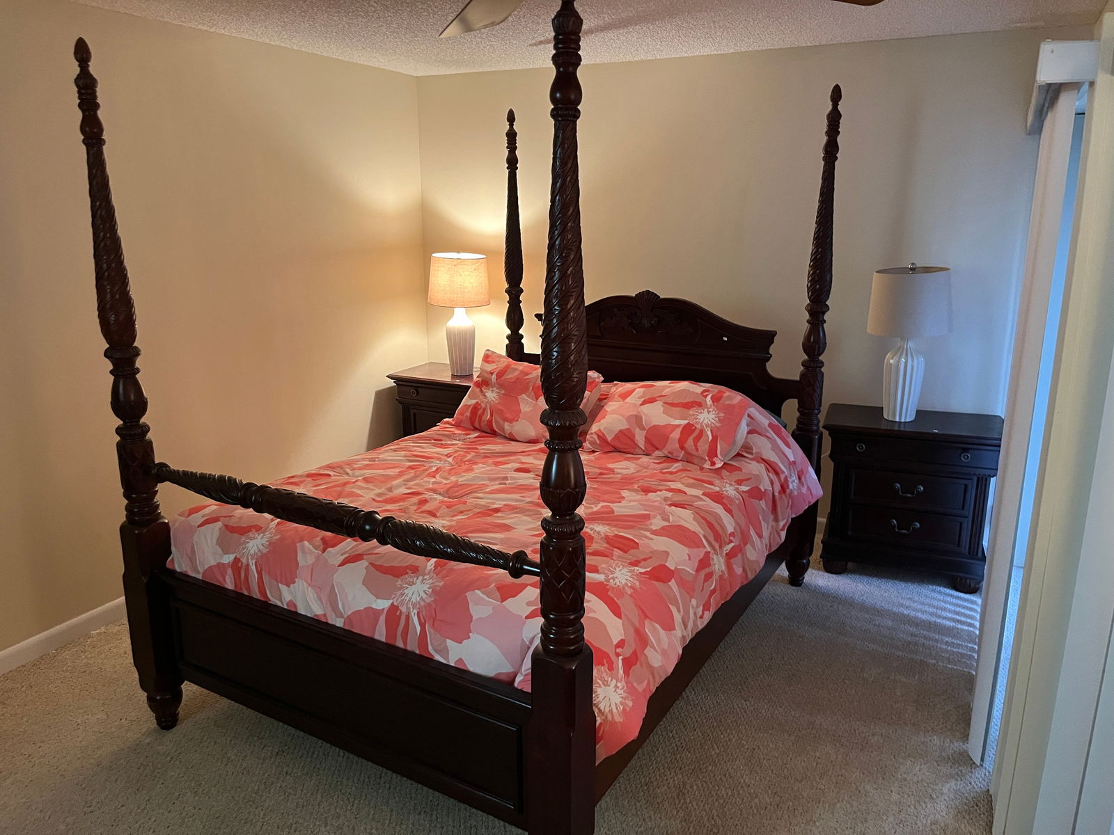 4-Post Mahogany Queen Bed (1 of 6)