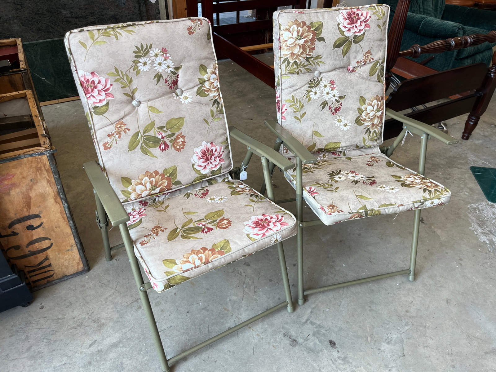 2-Folding Lounge Chairs: 2-Folding Lounge Beach Chairs