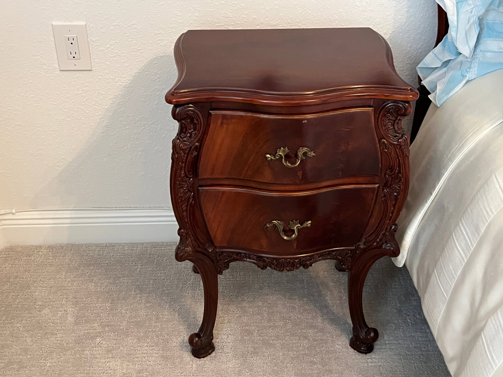 Mahog. Nite Stand: Vintage Ornate Mahogany with Burl Night Stand