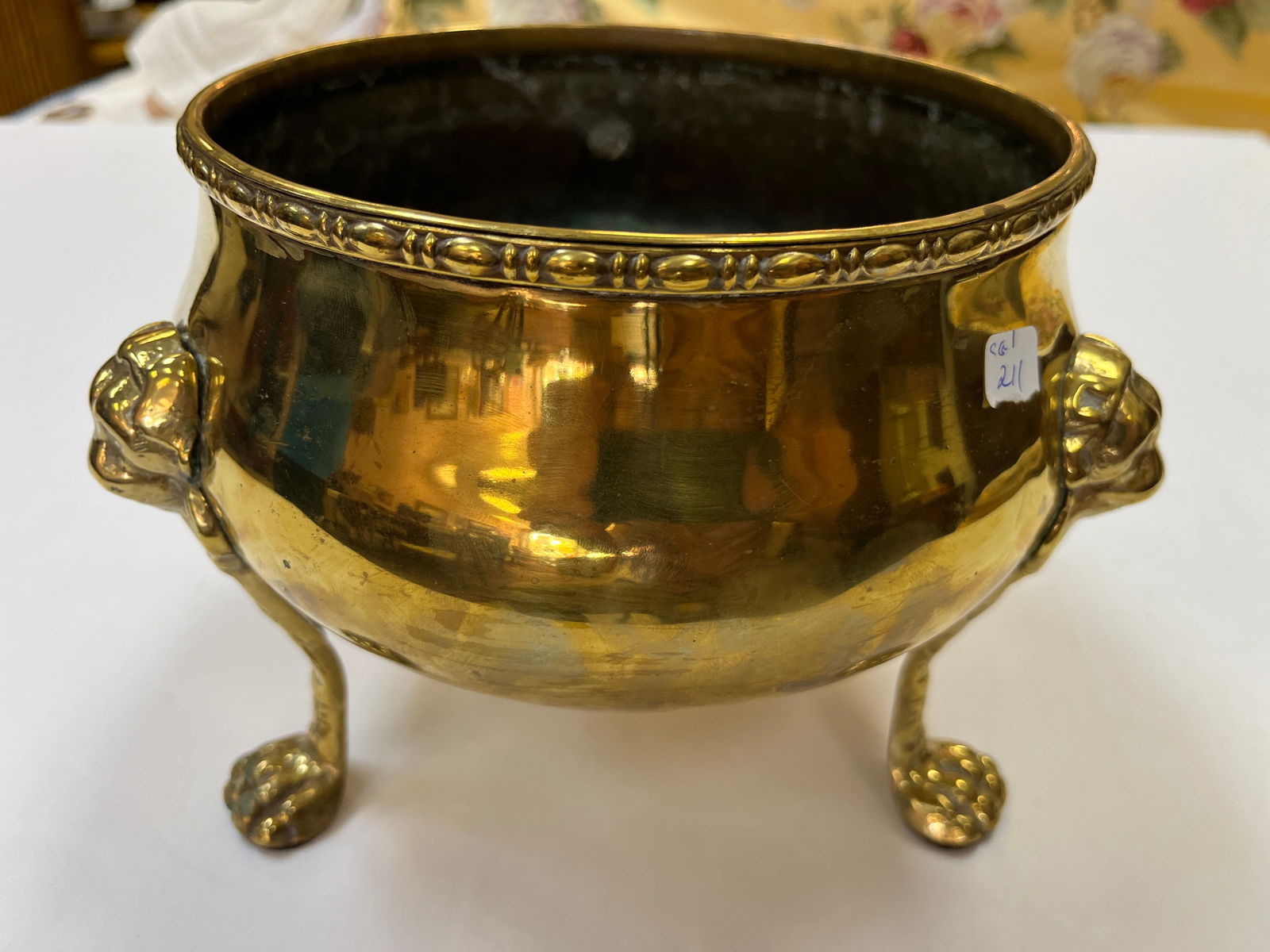 VTG Brass Lion Cauldron Planter (1 of 2)