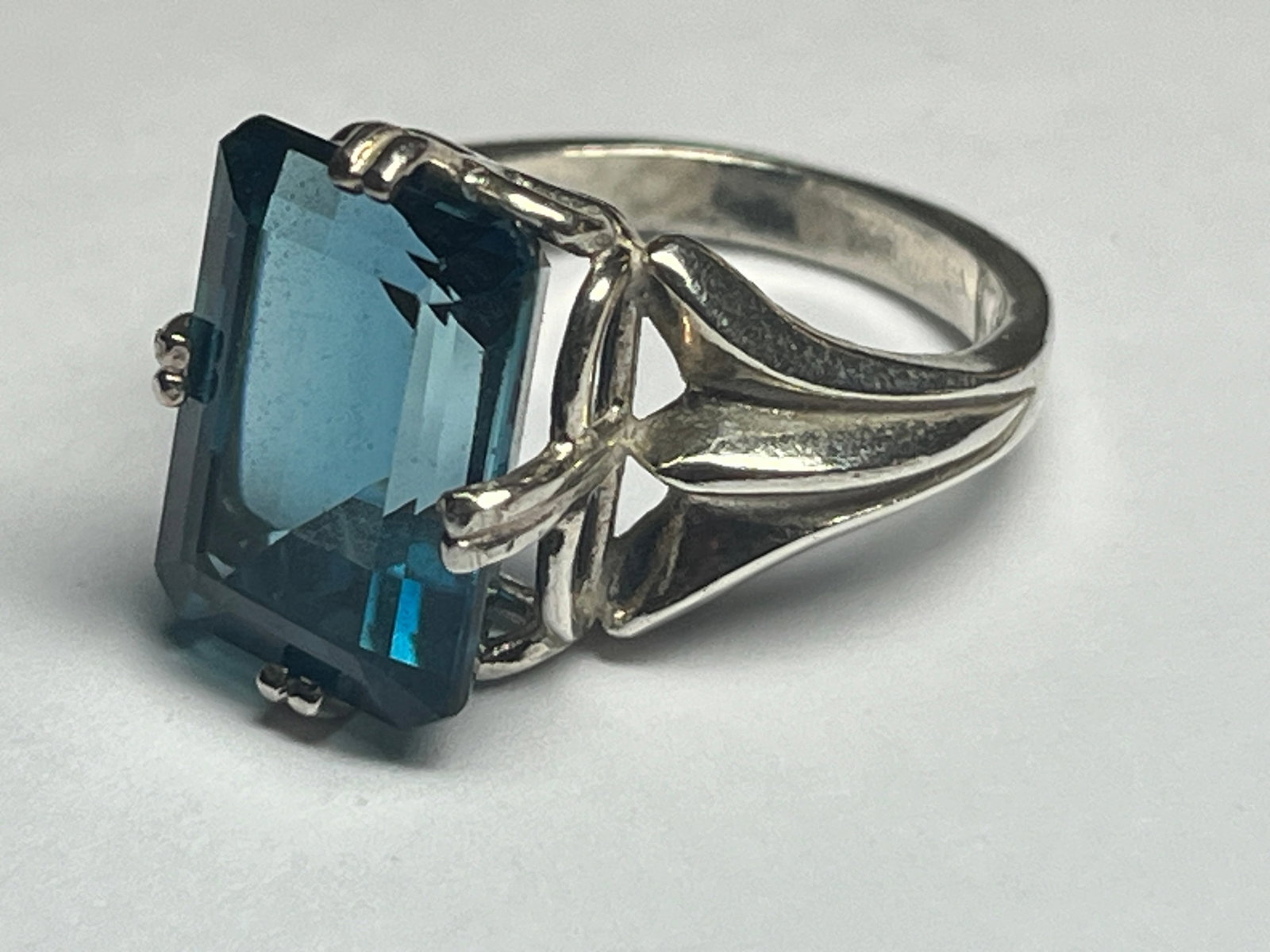 BL Topaz Sterling Ring: 5.50ct Min 14x10mm Oval London Blue Topaz .925 Sterling Ring size 6, twt .21ozt