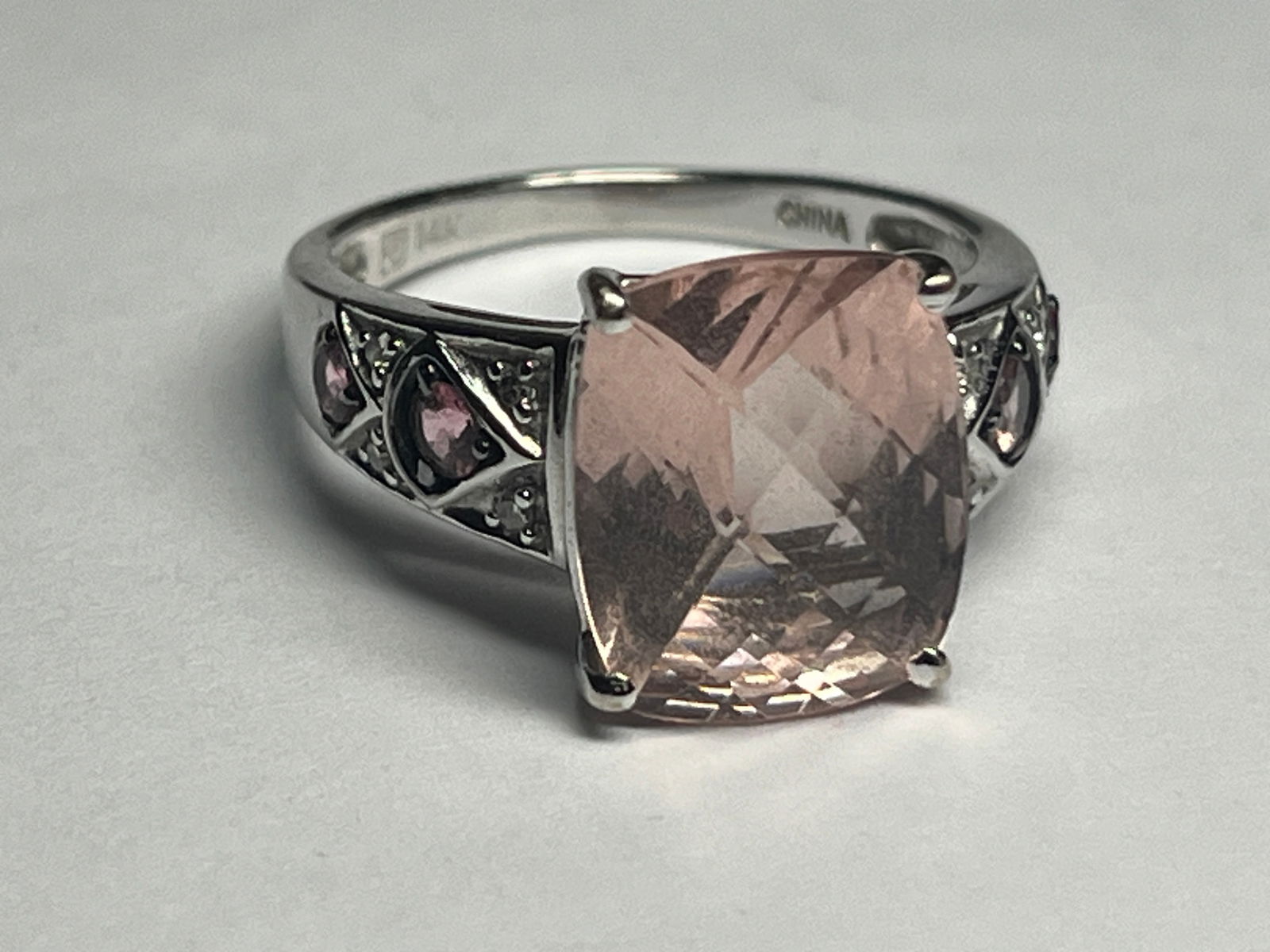 14kt Cor-de-Rosa Morganite Ring: 14kt WG 3.30ct Oval Cor-de-Rosa Morganite Ring size 7, twt.4g