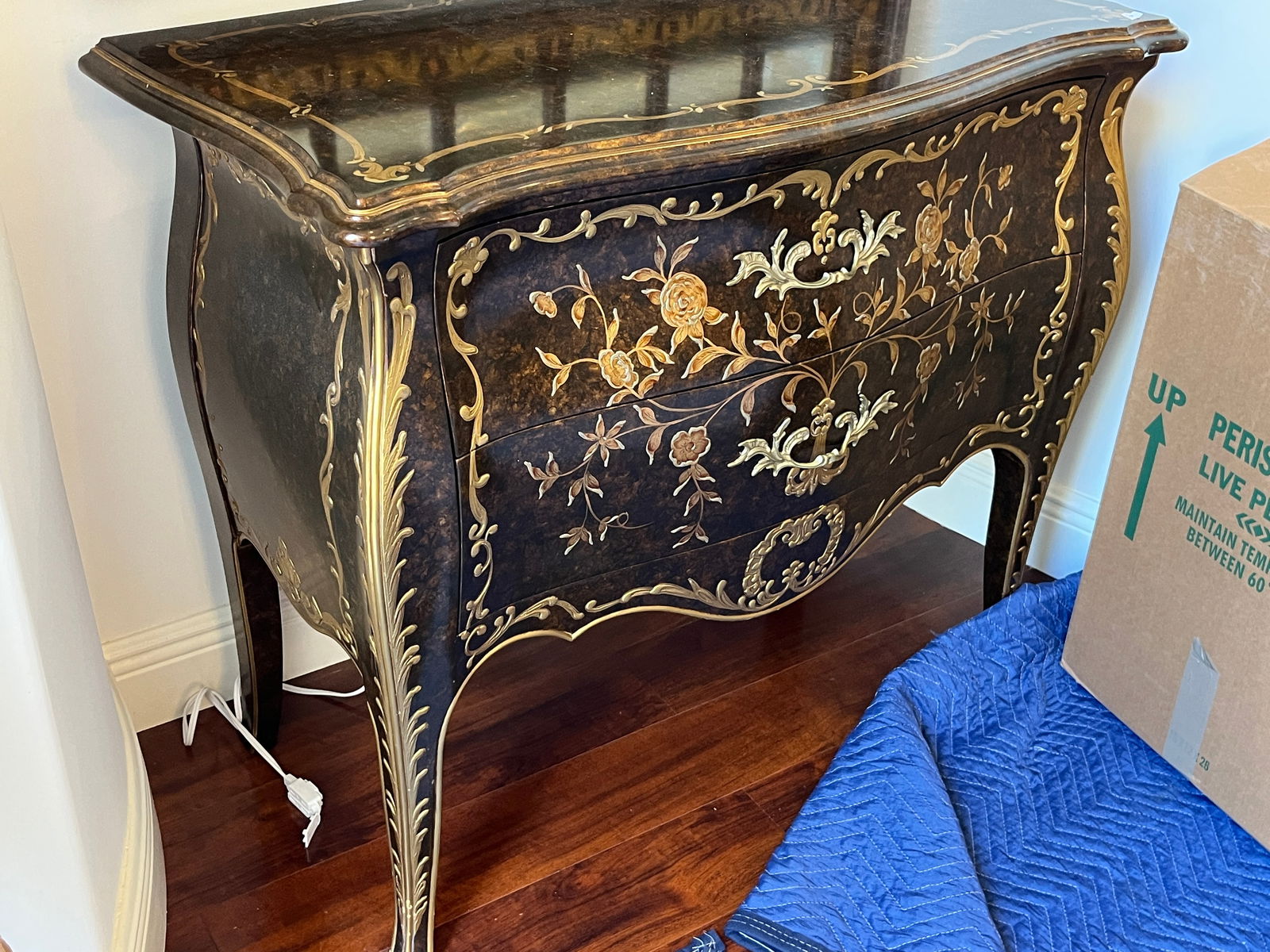 John Widdicomb Gd.Leaf Commode (1 of 6)