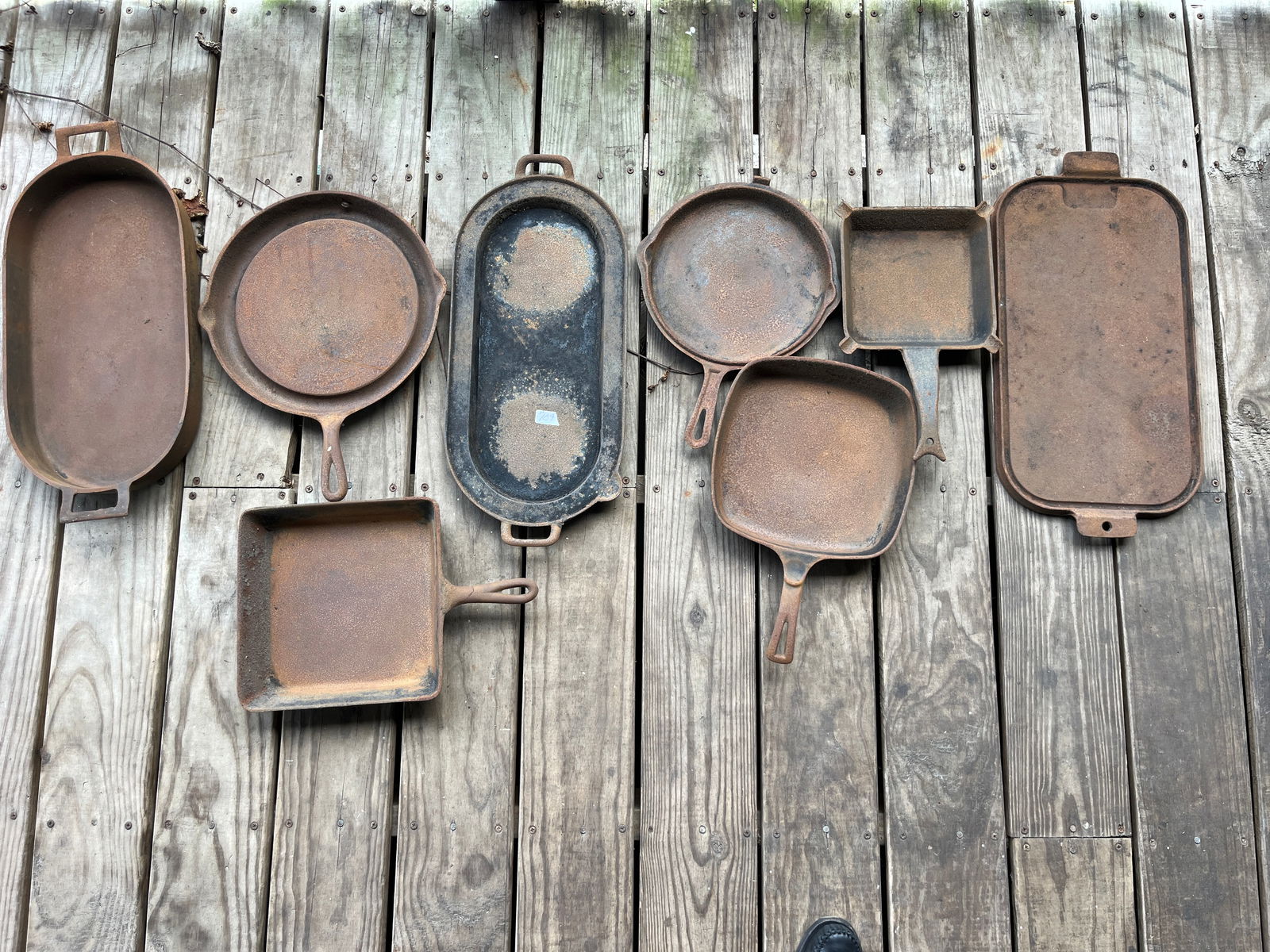 Box Lot of Cast Iron: Box Lot of Cast Iron