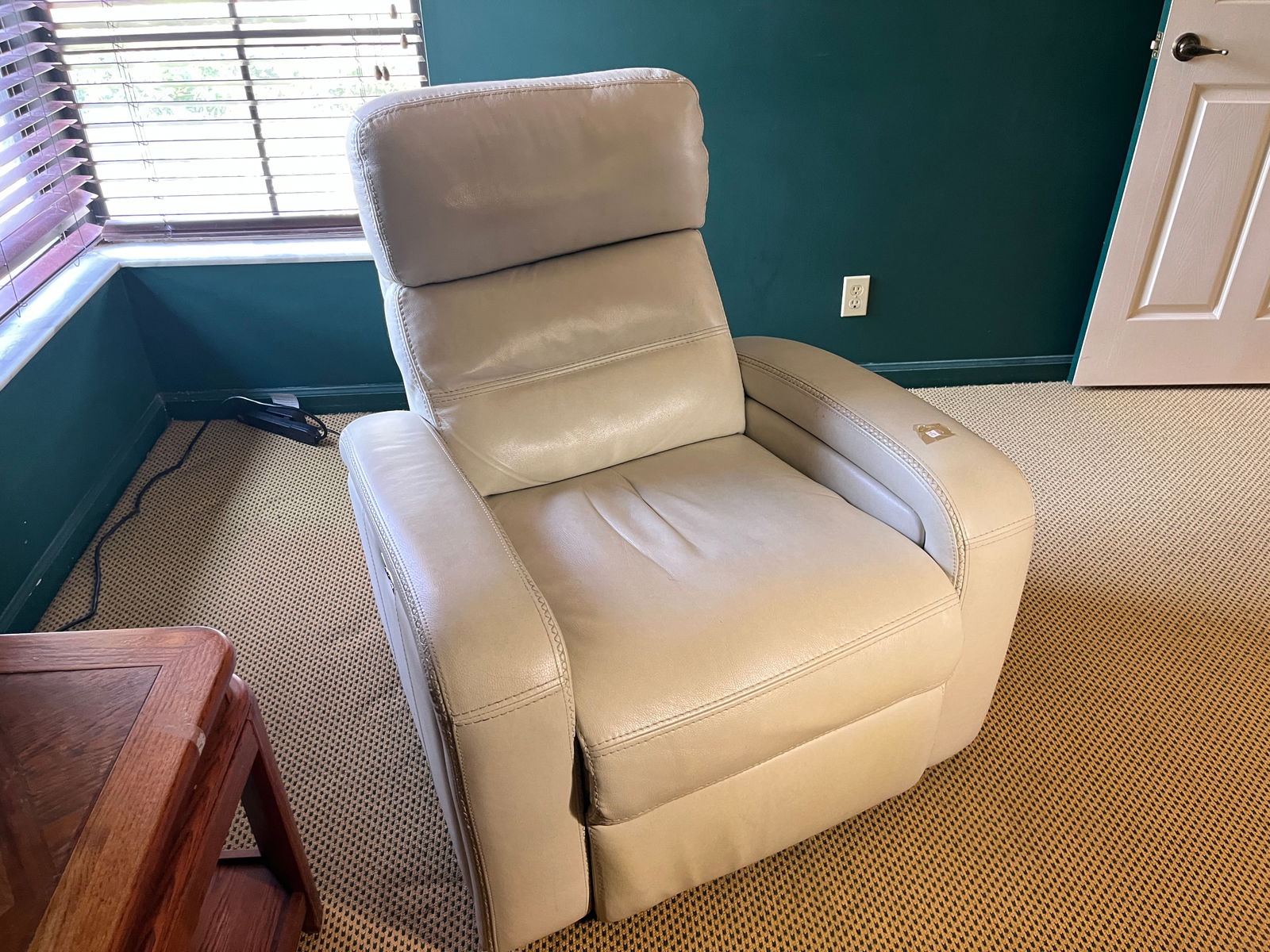 Haning High Point Furn. Elect. Powered White Leather Recliner: Haning High Point Furn. Elect. Powered White Leather Recliner