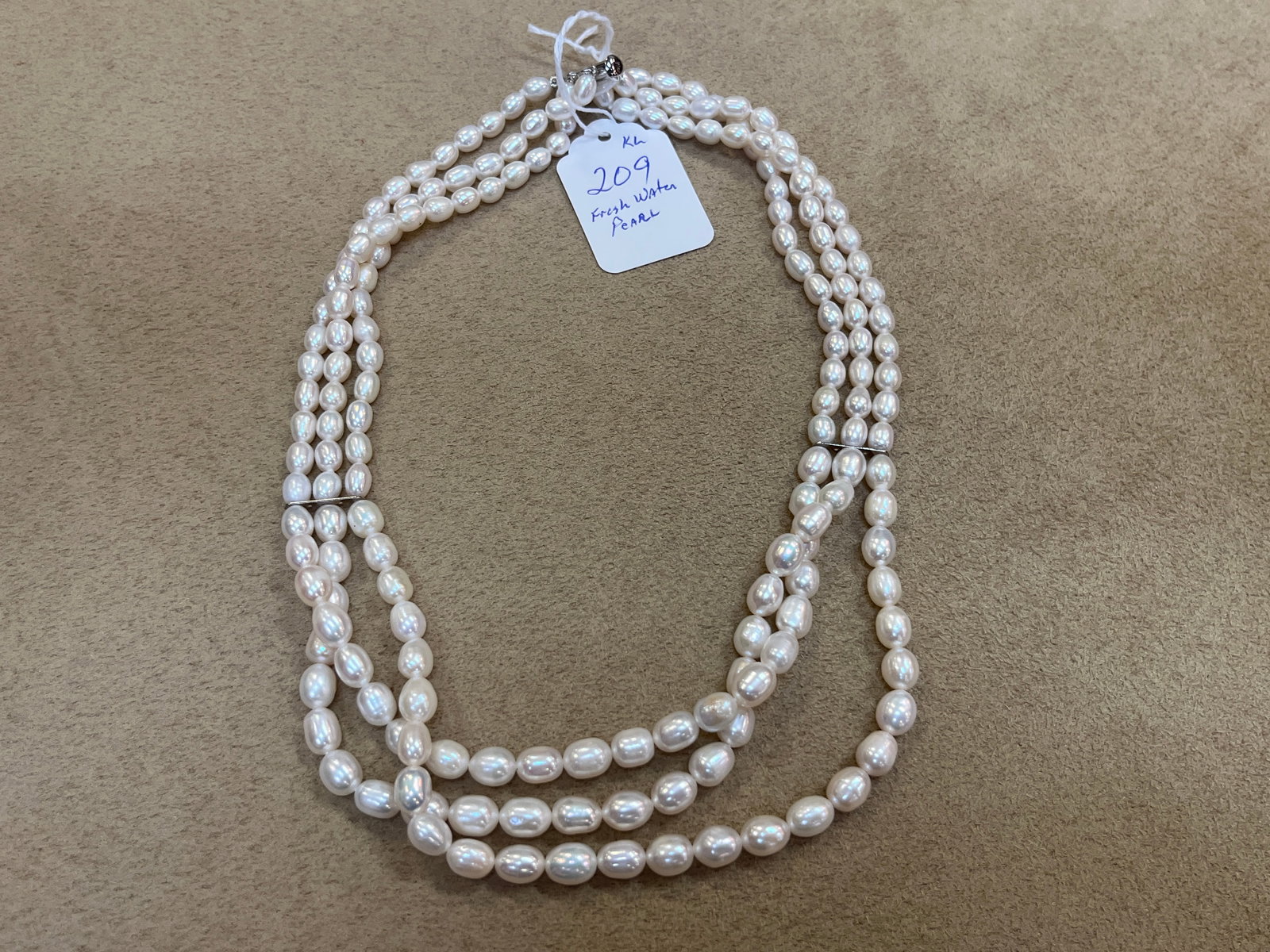 Fresh Water of Pearl Necklace: 3-Strand Fresh Water of Pearl Necklace