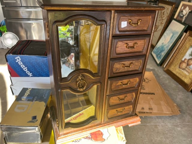 Jewelry Box: Jewelry Box, 18.5h x 14w x 7d