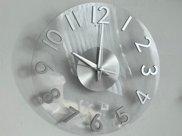 Plastic 12"dia. Wall Clock: Plastic 12"dia. Wall Clock (works)