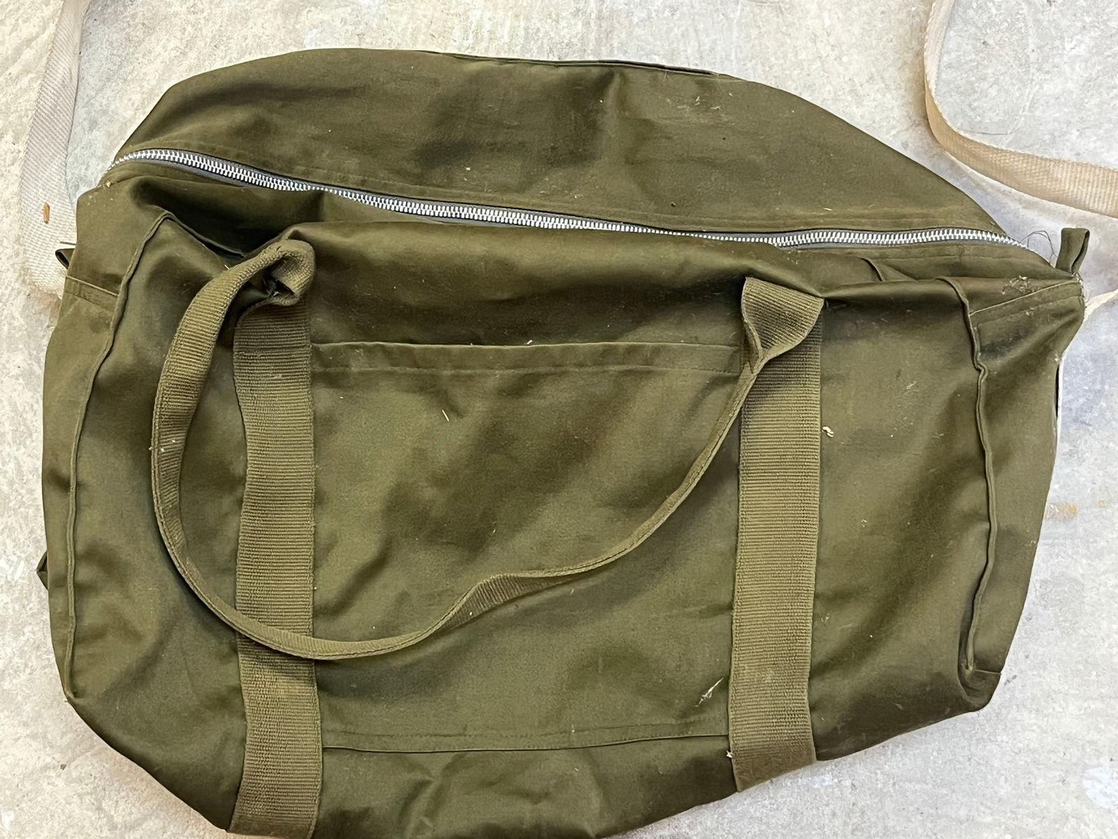 VTG Green Duffle Bag (1 of 3)