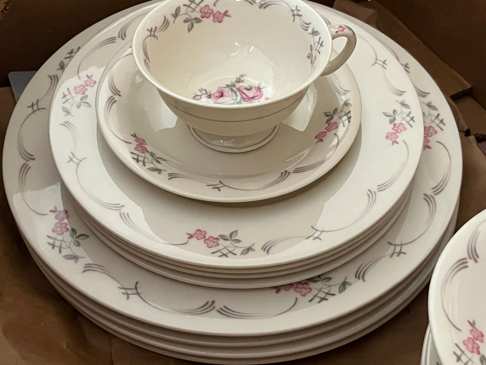 Castleton 4-place Set China 'Belrose' (1 of 3)