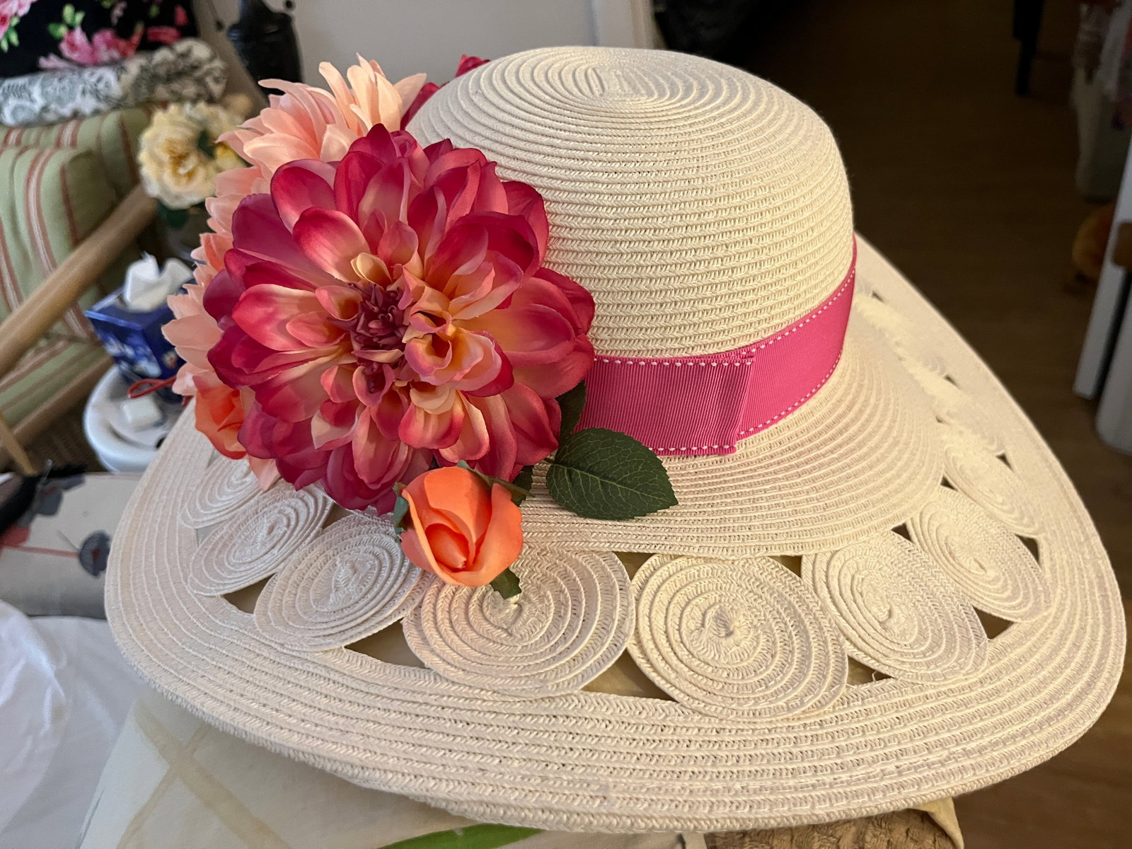 Ladies White Kentucky Derby Style Hat: Ladies White Kentucky Derby Style Hat