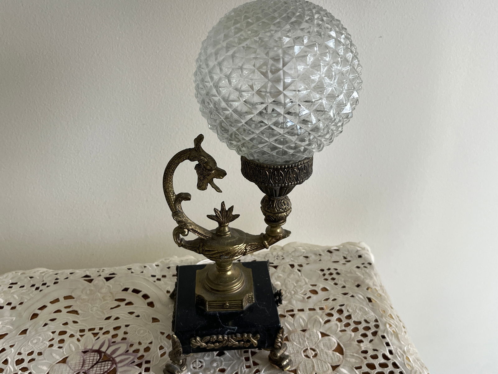 VTG Deco Style Aladdin Lamp, Marble Base Bronze Feet with Diamond Cut Glass Globe (1 of 5)