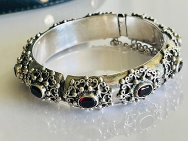 RARE VTG CARMAN BECKMANN Sterling Hinged Bango Bracelet w/Deep Red Garnets
