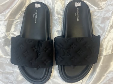Louis Vuitton Pool Pillow Comfort Mule. Black w/quilted Puffy Strap
