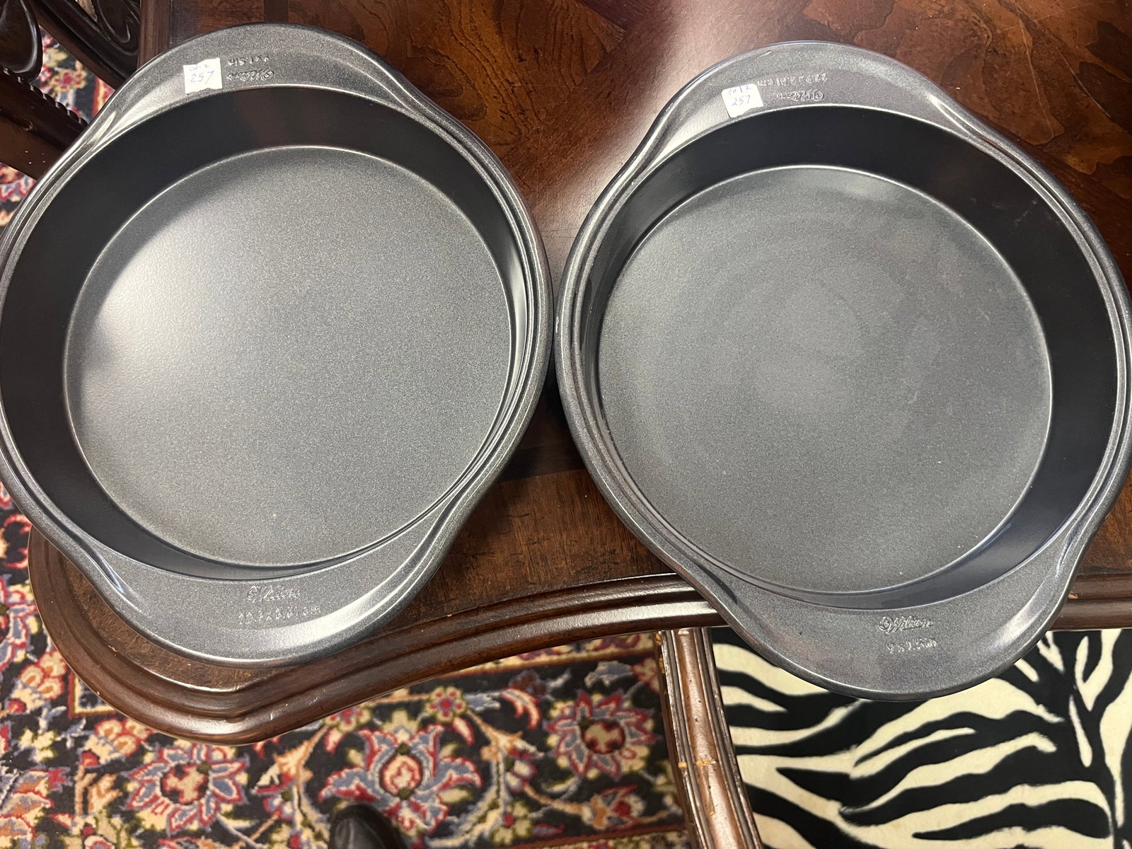 2-Wilton 9" Non-Stick Cake Pans: 2-Wilton 9" Non-Stick Cake Pans(JUST IN TIME FOR THANKGIVING)