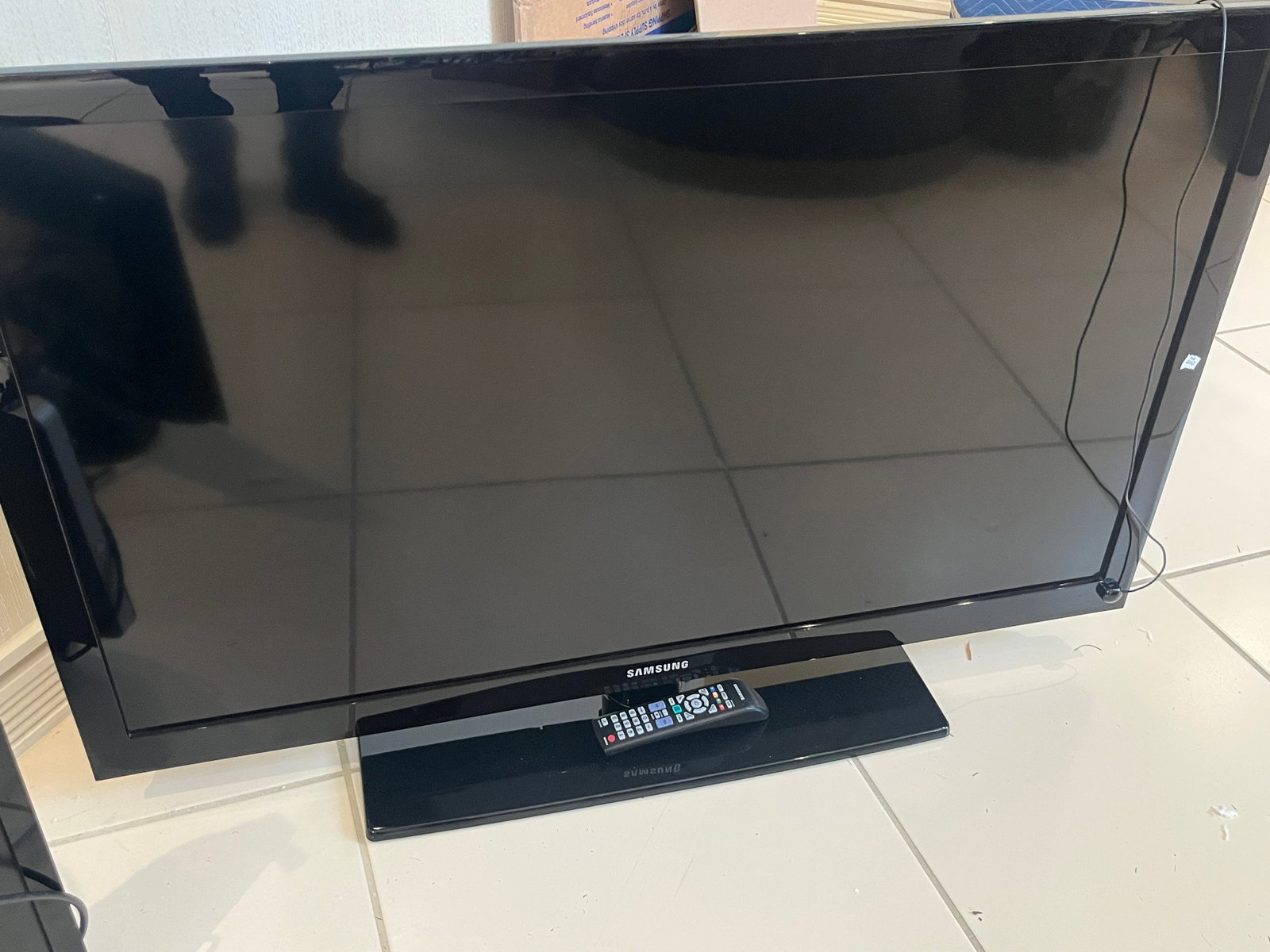 Samsung LN46E550 46" LCD HDTV with Remote Control (1 of 3)
