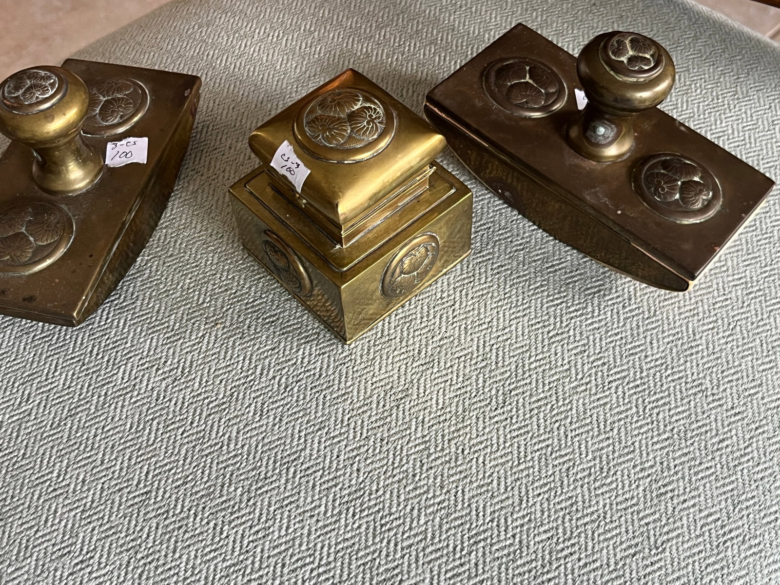 Japanese Meiji Brass Desk Set, Inkwell & Pair of Blotters, Chrysanthemum Mon Decoration (c.1900) (1 of 6)