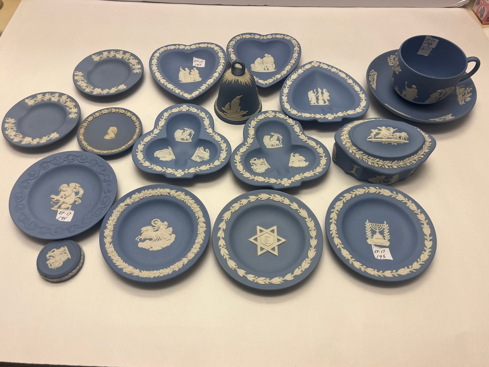 Large Group of Wedgwood Portland Blue Jasperware Table & Decorative Articles, 16 Pieces (1 of 4)