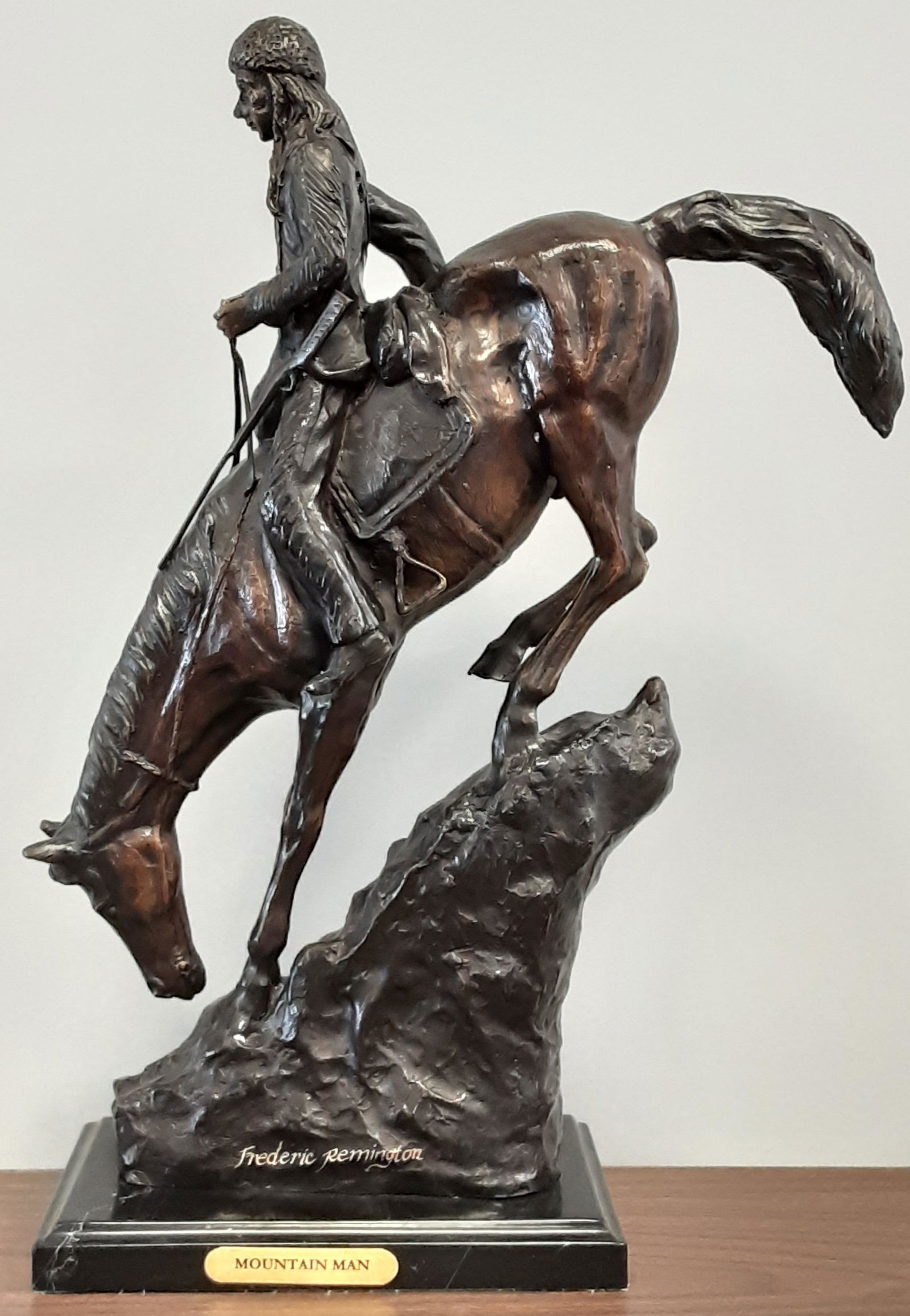 Frederick Remington signed statue: Frederick Remington signed statue. You are bidding on a very nice vintage Remington statue on a marble base - "The Mountain Man." A great accent to your home or collection.