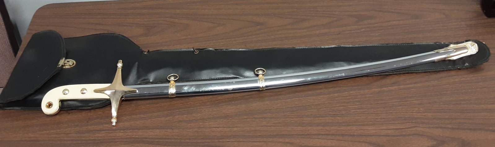1970s United States marine corp. presentation sword: Rare, circa 1970s United States marine corp. presentation sword. An outstanding addition to your collection. Serial # 323 . Presented to Richard E O'Neal. Sold with the storage case.
