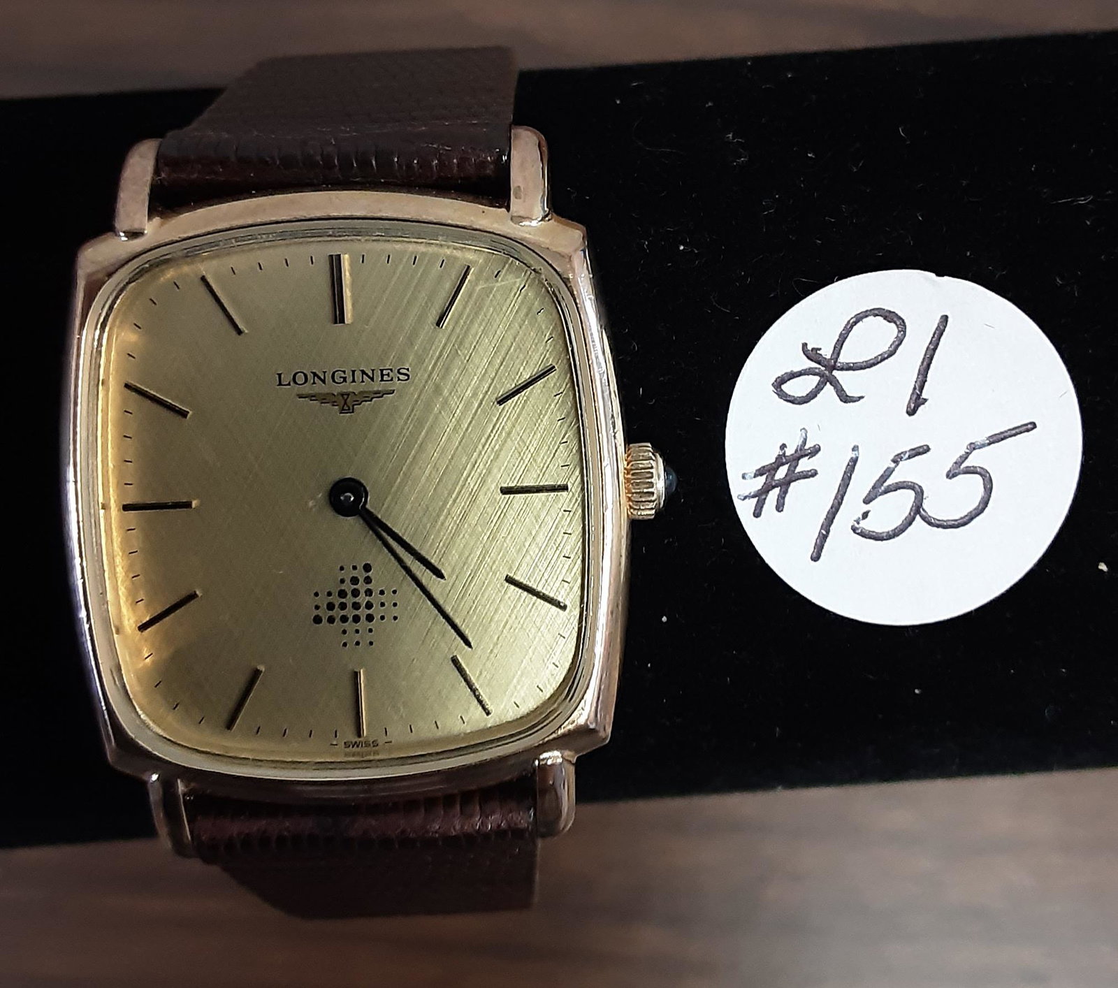 Men’s Longines wristwatch: Men’s Longines wristwatch. Brushed gold dial, lizard band and sapphire crystal. A great addition to your collection.