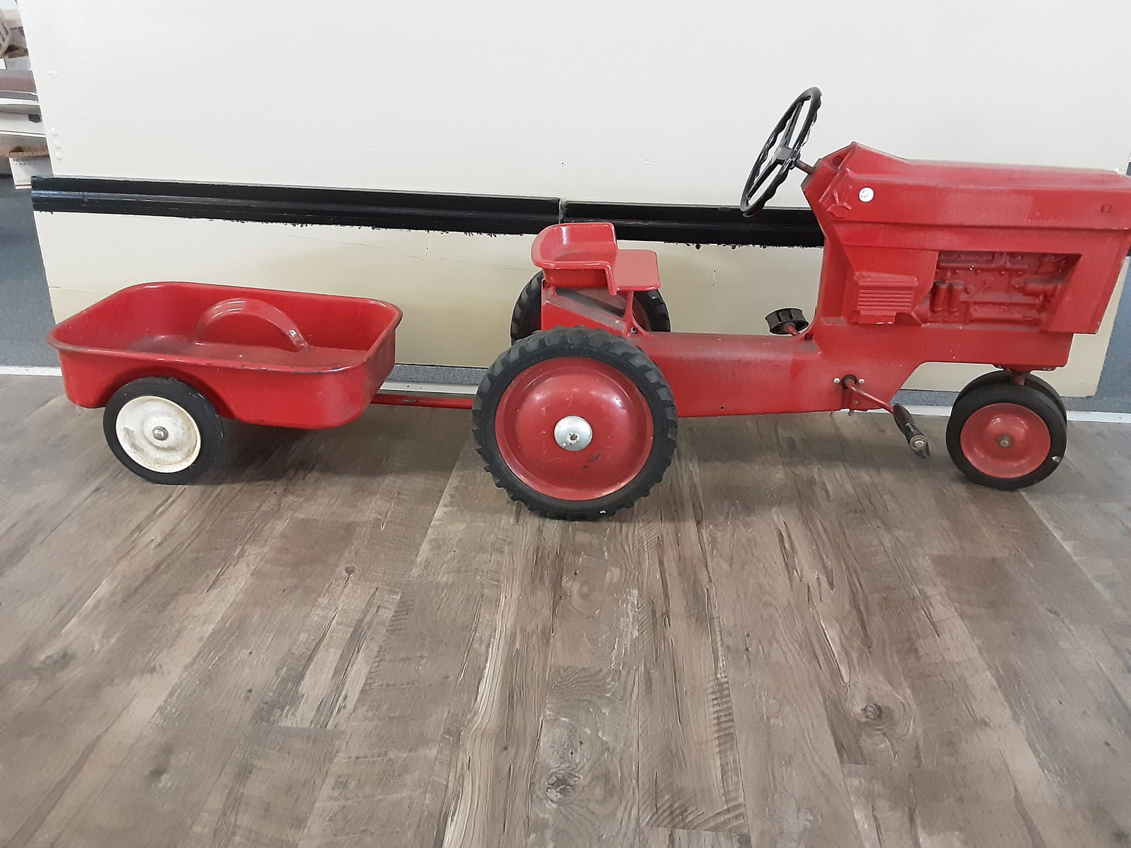 1950s international harvester peddle tractor and cart: 1950s international harvester peddle tractor and cart, in very nice condition. A highly collectible to add to your collection.