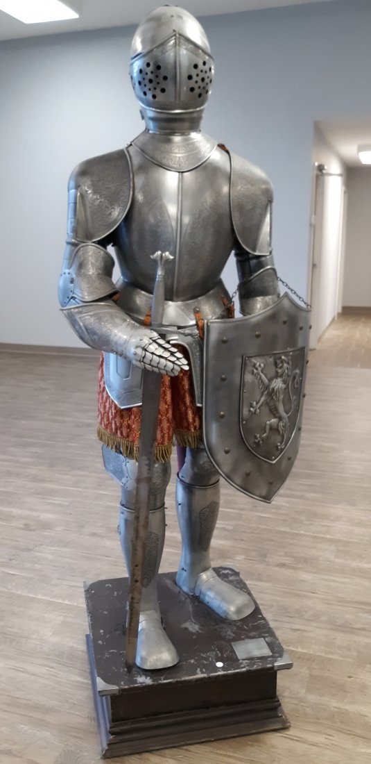 Outstanding suit of medieval armor: Outstanding suit of medieval armor. You are bidding on a full suit of armor that is beautifully engraved with the shield and sword. This is a genuine life size suit of Armor measuring 68 inches tall b