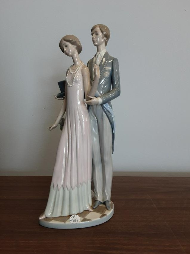 Stunning Lladro statue in the original box: Stunning Lladro statue in the original box, The Bride and Groom.