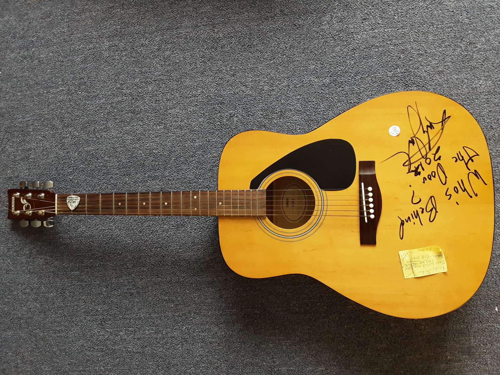 Guitar by Yamaha, autographed by Randy Jackson: Fantastic acoustic guitar by Yamaha, hand signed and autographed by Randy Jackson. Who's behind the door? A superb addition to your collection.