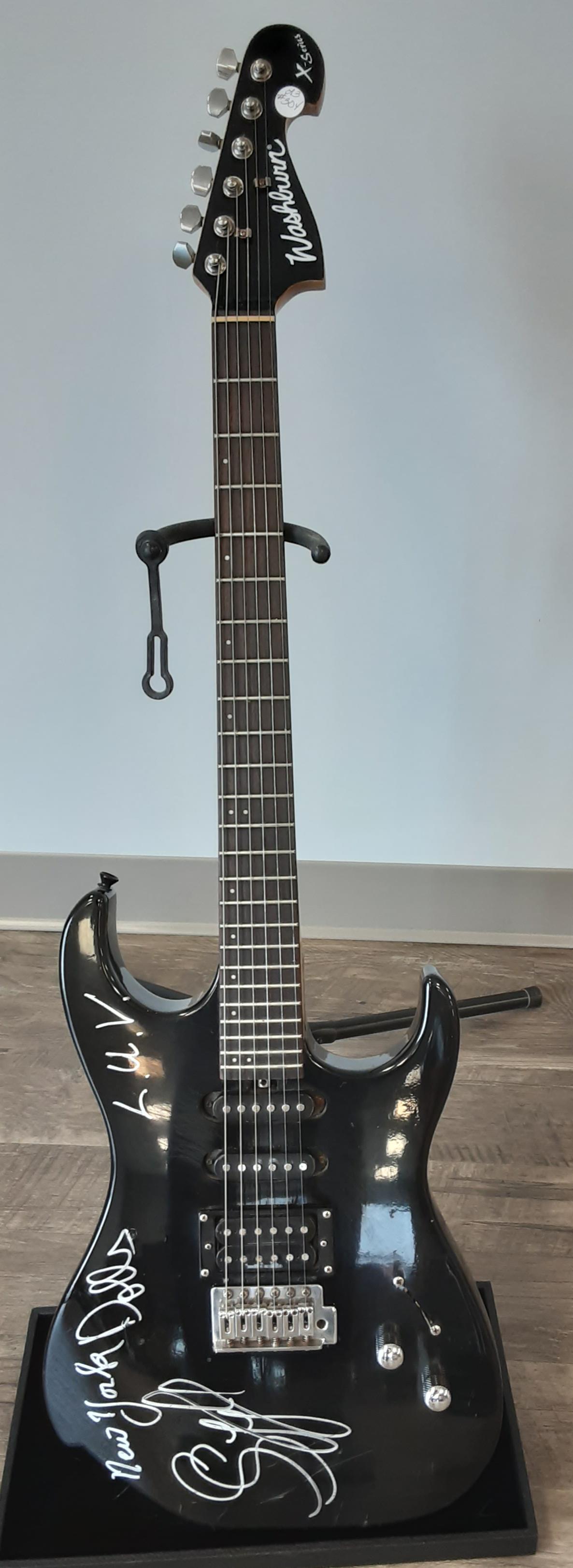 Guitar, autographed by the New York dolls: Great handmade Washburn pro X series electric guitar, hand signed and autographed by the New York dolls. A superb addition to your collection.